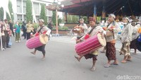 Selain itu ditampilkan juga tarian dan musik Gendang Beleq. (Hari/detikTravel)