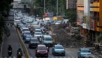 Akibat dari proyek pembangunan tersebut membuat jalan macet parah, terutama di jam-jam sibuk. Seperti sore tadi.