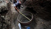 Di bagian teratas memiliki diameter sekitar 80 cm, sedangkan pada tumpukan kedua dan ketiga berdiameter 70 cm.  (Foto: Dok. ANTARA FOTO/Moch Asim)