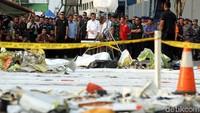 Jokowi juga melihat puing-puing pesawat Lion Air PK-LQP yang dikumpulkan di  JICT 2 Tanjung Priok.