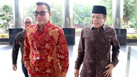 Taufik tiba di Gedung KPK, Jalan Kuningan Persada, Jakarta Selatan, Jumat (2/11/2018) pukul 09.30 WIB mengenakan kemeja batik cokelat lengan panjang dan peci hitam.