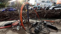 Kabel yang tertanam dibawah tanah pun tampak berserakan dan bisa membahayakan para pejalan kaki yang melinats disekitar.