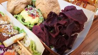 Beralih dari makanan kekinian, di bagian Spoon Tent ada area Restaurant & Bar. Setidaknya ada 20 restoran dan bar yang hadir di sini, makanan yang disajikan juga beragam, mulai dari western hingga tradisional. Foto: dok. detikFood