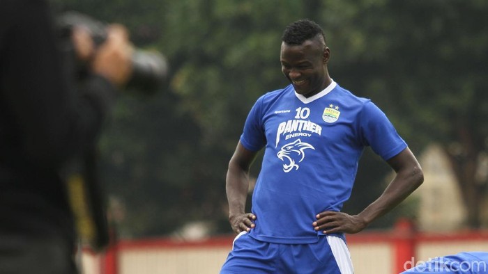 Pemain Persib Bandung Ezechiel NDouassel berlatih di Stadion PTIK, Jakarta, Jumat (2/11).