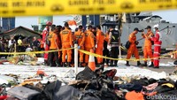 Sebelumnya Jokowi meminta seluruh jajaran di lapangan terus bekerja keras menemukan yang belum diketemukan. Apalagi, pencarian juga menggunakan alat yang modern.