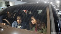 Pengunjung yang hadir sangat antusias dan penasaran untuk melihat-lihat interior Panamera Sport Tourismo.