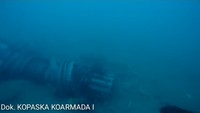 Penyelam dari tim Kopaska Koarmada I menemukan serpihan pesawat Lion Air PK-LQP. Dari serpihan itu, terdapat bagian mesin pesawat. Baca Juga: Penyelam Kopaska Temukan Bagian Mesin Lion Air PK-LQP (Dok. Kopaska Koarmabar I)