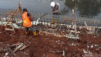 Pembangunan turap Kali Grogol tersebut dilakukan Pemerintah Provinsi DKI Jakarta untuk mengantisipasi dan mencegah banjir saat musim penghujan tiba.