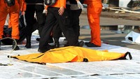 Kantong jenazah itu akan dibawa ke RS Pori Kramat Jati, Jakarta Timur.