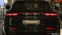 Panamera Sport Tourismo dilengkapi dengan Porsche Traction Management, sebuah sistem aktif all-wheel drive dengan kopling multi plat yang dikontrol secara elektonik.