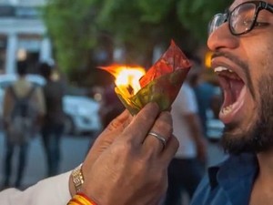 Wow! Jajanan Khas India Ini Dibakar dan Disantap Saat Api Menyala