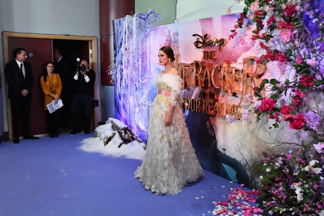 Bukan gaun baru, busana pilihan Keira ini ternyata bagian dari koleksi Haute Coutre Chanel yang dirilis 2005 silam.  Namun, Keira membuktikan penampilannya tetap memesona dengan gaun jadul alias zaman dulu. Foto: Getty Images