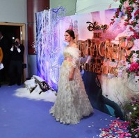 Bukan gaun baru, busana pilihan Keira ini ternyata bagian dari koleksi Haute Coutre Chanel yang dirilis 2005 silam.  Namun, Keira membuktikan penampilannya tetap memesona dengan gaun jadul alias zaman dulu. Foto: Getty Images