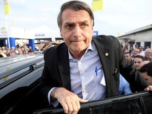 Tolak Lockdown, Presiden Brasil Pidato Depan Ratusan Orang