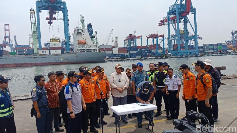 Basarnas Serahkan Puing Pesawat Lion Air ke KNKT Basarnas Serahkan Puing Pesawat Lion Air ke KNKT