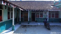 MI Al-Mamuniyyah berada di Kampung Sukanagara, Desa Mekarsari, Kecamatan Pacet. Sekolah ini memiliki jumlah murid kurang dari 100 siswa, dengan 10 orang guru dan satu kepala sekolah. 