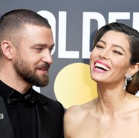 Beverley Mithcell memperkenalkan Jessica Biel kepada Justin Timberlake saat acara Golden Globes 2007. Keduanya lalu menikah pada Oktober 2012 dan dikaruniai satu putra. Foto: Getty Images