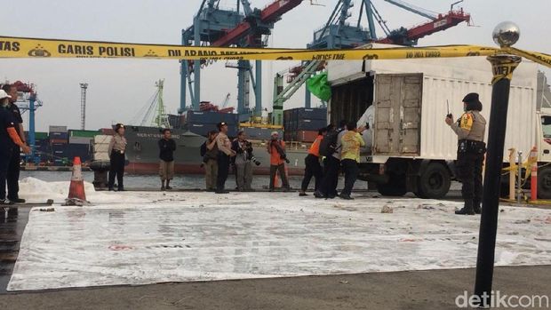 KNKT Angkut Seluruh Puing-puing Lion Air dari JICT Tanjung Priok
