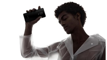 Untuk koneksi, disediakan dukungan dual SIM, 4G VoLTE, WiFi, 2x2 MIMO, Bluetooth 5.0, NFC dan USB type C. Diberikan pula dukungan Dolby Atmos untuk kualitas suara yang memanjakan telinga. Foto: Sina Mobile