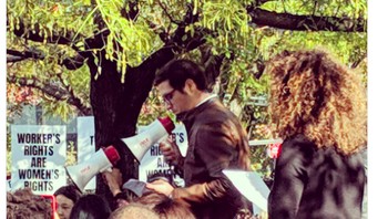 Beberapa karyawan pun melakukan orasi. Foto: Twitter