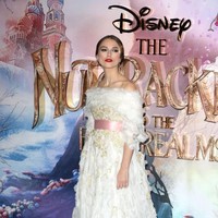 Keira Knightley menunjukkan batang hidungnya  di karpet merah pemutaran perdana film The Nutcracker and the Four Realms di London, Inggris, Kamis (1/11/2018). Di film yang diadaptasi dari cerita klasik karangan E.T.A. Hoffman itu, Keira berperan sebagai Sugar Plum Fairy. Foto: Getty Images