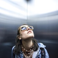 Hindari mata kamu melihat-lihat ke sekeliling ruang lift, terlebih lagi jika ada banyak orang. Kamu bukan detektif atau agen rahasia yang sedang menyelidiki orang, kan? Kontak mata pada orang tak dikenal akan membuat tidak nyaman. Orang harus selalu melihat ke depan. Kamu ingin membuat setiap orang merasa senyaman mungkin, terang Liz. Foto: iStock