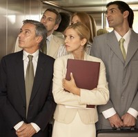 Kalau kamu berada paling depan dan ada orang di belakang yang akan keluar lift, sebaiknya jangan hanya bergeser ke samping. Keluar lift terlebih dahulu untuk memberi jalan dinilai lebih sopan ketimbang bergeser. Terlebih lagi jika situasi di dalam lift cukup penuh. Foto: iStock