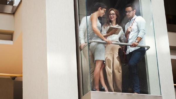 8 Etiket Saat Naik Lift yang Perlu Kamu Tahu