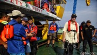 Tim Kapal Riset Baruna Jaya I milik BPPT sejak siang tadi kembali ke titik penemuan flight data recorder (FDR) black box Lion Air PK-LQP di perairan Tanjung Karawang, Jawa Barat. Mereka optimistis cokcpit voice recorder (CVR) black box juga akan segera ditemukan.