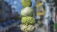 Kalau ini tumpukan es krim matcha yang sukses bikin ngiler. Apalagi udah meleleh gitu ya? Jadi tambah ngiler! Foto: Instagram @mariozeats