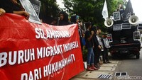 Adapun di bagian jalur lambat Jalan HR Rasuna Said arah Menteng, aksi protes dilakukan.