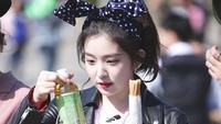 Menjabat sebagai leader di Red Velvet, Irene ini punya kepribadian yang ramah. Bahkan sebelum manggung atau tampil di berbagai acara, ia masih sempat ngemil churros dan minum teh kemasan. Foto: Instagram @redvelvet.smtown