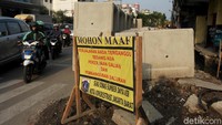 Papan tulisan permohonan maaf atas proyek galian itu terpampang jelas disalah satu sisi jalan.