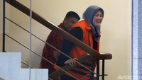 Neneng terlihat tersenyum saat akan menjalani pemeriksaan.