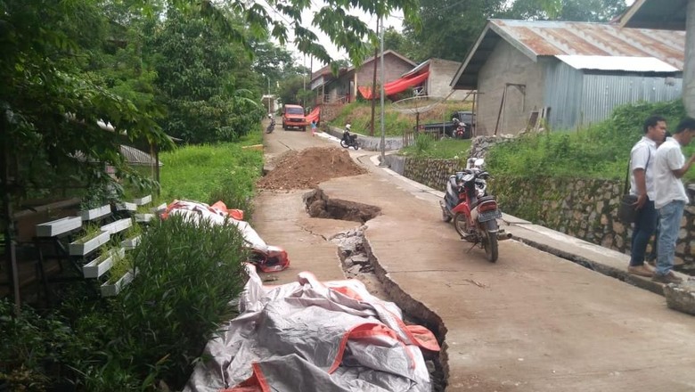 Tanah Bergerak di Sawahlunto: 16 Rumah Rusak, Jalan Retak 40 Meter Tanah Bergerak di Sawahlunto: 16 Rumah Rusak, Jalan Retak 40 Meter