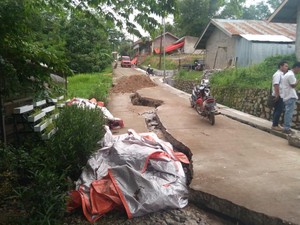 Tanah Bergerak di Sawahlunto: 16 Rumah Rusak, Jalan Retak 40 Meter