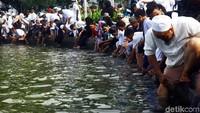 Mereka mengambil air wudu secara bergantian.