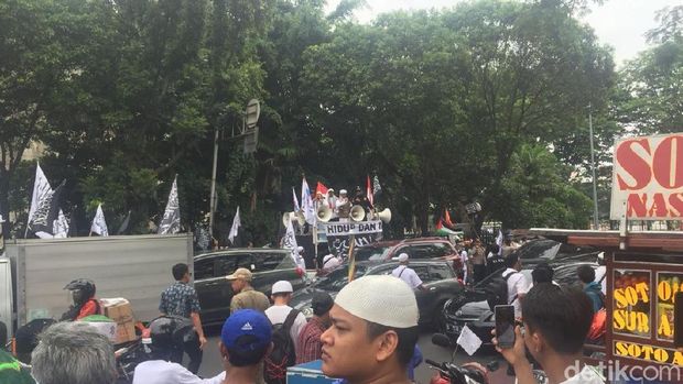  Massa Aksi Bela Tauhid atau Aksi 211 mulai bergerak meninggalkan Masjid Istiqlal Jakarta.