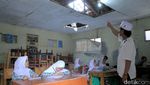 Sedih! Siswa-siswi Ini Belajar di Sekolah yang Rusak