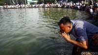 Massa Aksi Bela Tauhid 211 wudu menggunakan air di kolam Bundaran Patung Kuda, Jakarta, Jumat (2/11/2018).
