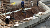 Pemasangan grass block atau blok rumput pada dinding turap dilakukan selain untuk memperindah tebing kali, juga untuk penghijauan dan penyerapan air di sana.