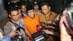 Rompi Oranye untuk Wakil Ketua DPR Taufik Kurniawan