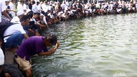 Massa yang mayoritas memakai baju serba putih itu tampak memenuhi kolam Bundaran Patung Kuda.