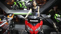 Seorang SPG berpose di atas motor Kawasaki.