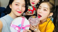 Sebelum manggung, Iren dan rekan Red Velvet yang lain dapat banyak kiriman makanan dari para penggemarnya yang tak sabar, menyaksikan aksi keren mereka di atas panggung.  Foto: Instagram @redvelvet.smtown