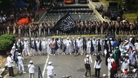 Berbagai atribut bertuliskan kalimat tauhid pun turut dibawa. Massa mengibarkan bendera-bendera yang dibawanya.