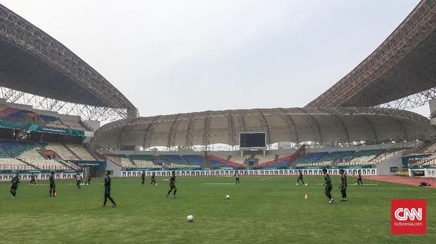 Timnas Indonesia menjalankan latihan perdana jelang Piala AFF di Stadion Wibawa Mukti, Cikarang, Jumat (2/11).