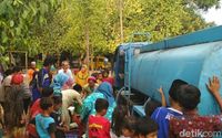 Warga Cirebon mengantre pembagian air bersih.