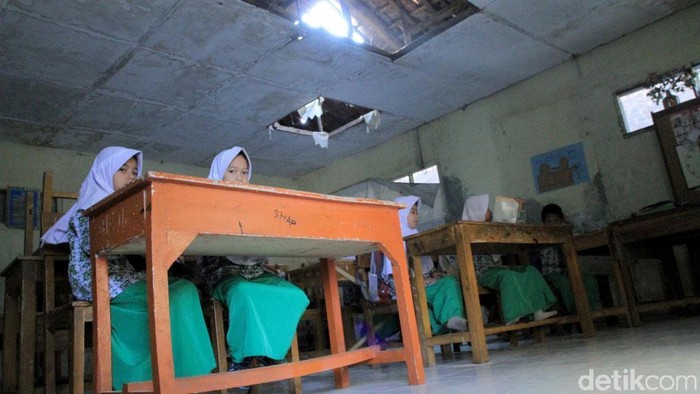 Anak sekolah kadang malas minum karena jadi beser sementara toiletnya jorok (Ilustrasi sekolah: Wisma Putra) Anak sekolah kadang malas minum karena jadi beser sementara toiletnya jorok (Ilustrasi sekolah: Wisma Putra)