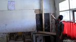 Sedih! Siswa-siswi Ini Belajar di Sekolah yang Rusak